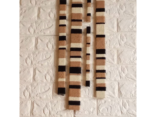 Настінний декор у стилі лофт з дерев’яних планок та джутового шпагату