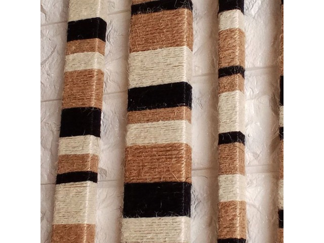 Настінний декор у стилі лофт з дерев’яних планок та джутового шпагату