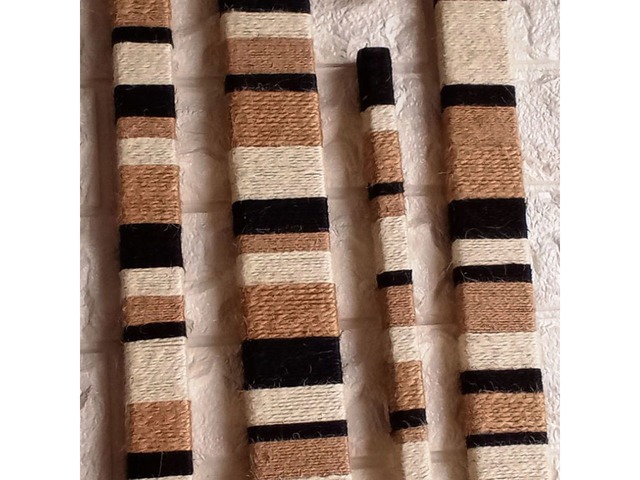 Настінний декор у стилі лофт з дерев’яних планок та джутового шпагату