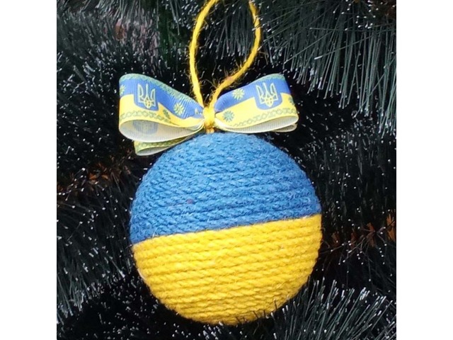Декоративний шар на ялинку з джуту та стрічкою «Герб України», 8 см