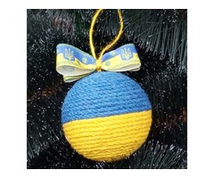 Декоративний шар на ялинку з джуту та стрічкою «Герб України», 8 см