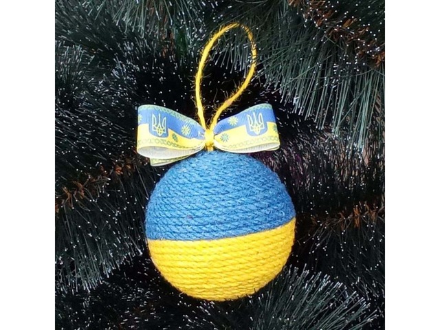 Декоративний шар на ялинку з джуту та стрічкою «Герб України», 8 см