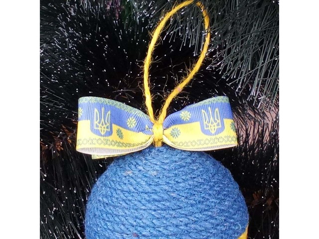 Декоративний шар на ялинку з джуту та стрічкою «Герб України», 8 см