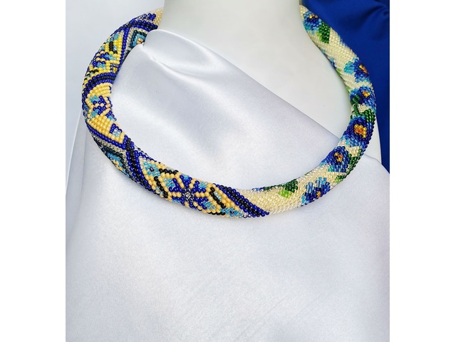 Прикраса із бісеру кольє-джгут "Пелюстки надії"