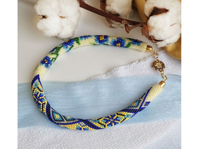 Прикраса із бісеру кольє-джгут "Пелюстки надії"