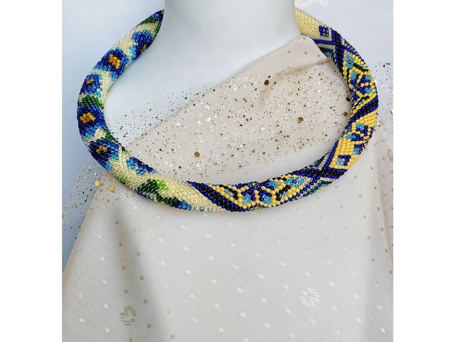 Прикраса із бісеру кольє-джгут "Пелюстки надії"