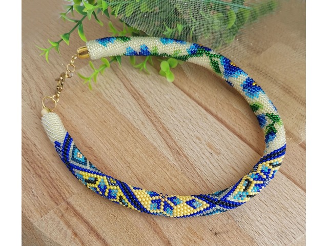 Прикраса із бісеру кольє-джгут "Пелюстки надії"