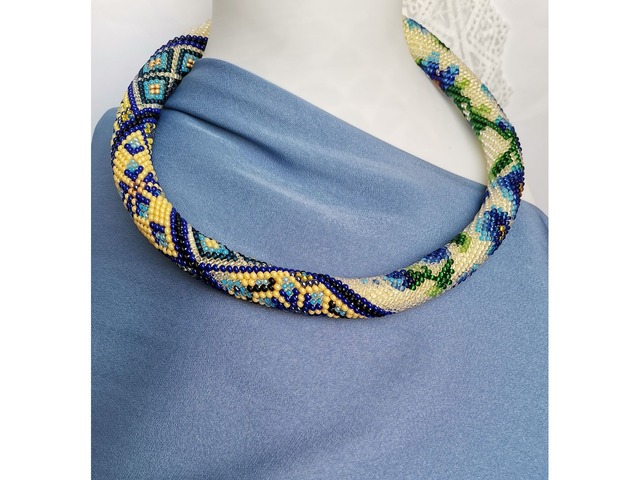 Прикраса із бісеру кольє-джгут "Пелюстки надії"