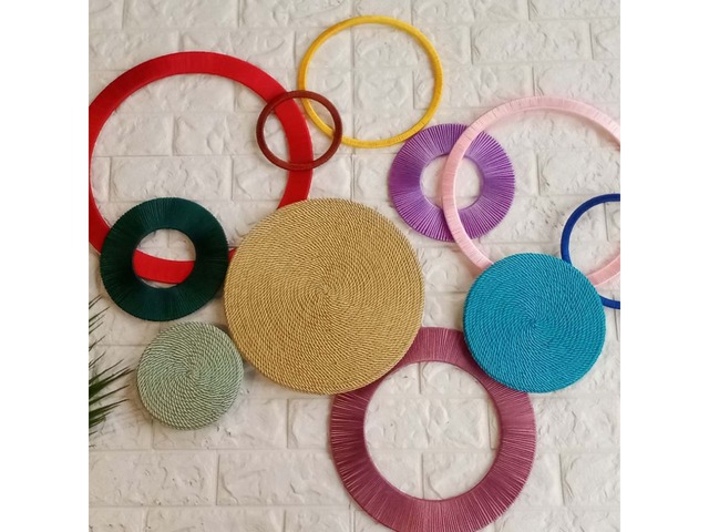 Настінний декор з кілець і кругів. Яскравий сучасний дизайн