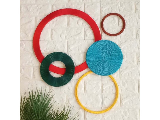 Настінний декор з кілець і кругів. Яскравий сучасний дизайн