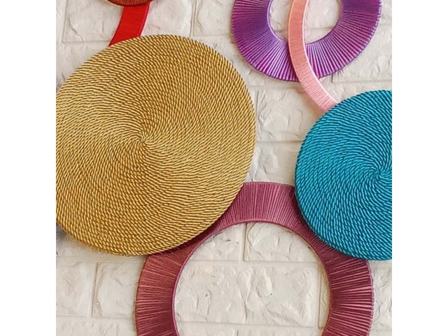 Настінний декор з кілець і кругів. Яскравий сучасний дизайн