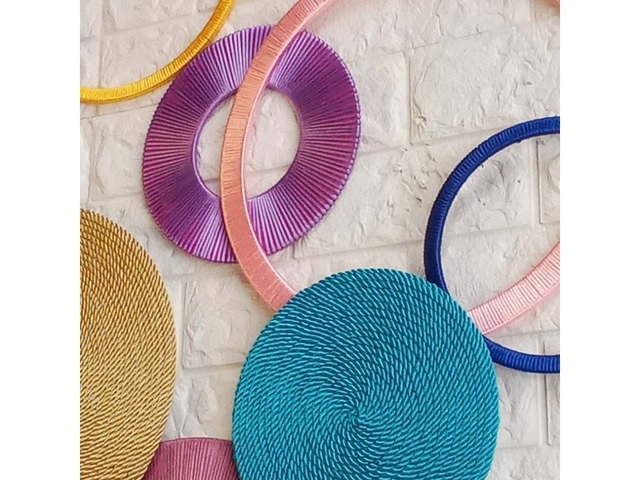 Настінний декор з кілець і кругів. Яскравий сучасний дизайн