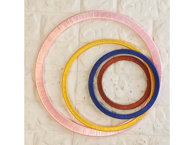 Настінний декор з кілець і кругів. Яскравий сучасний дизайн