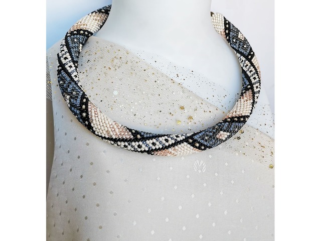 Прикраса із бісеру кольє-джгут "Срібне мереживо"