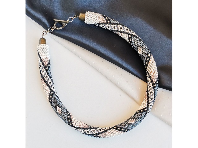 Прикраса із бісеру кольє-джгут "Срібне мереживо"