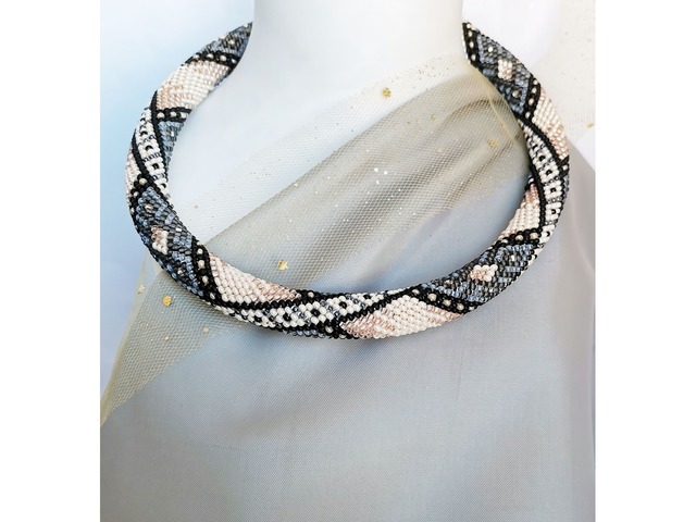 Прикраса із бісеру кольє-джгут "Срібне мереживо"