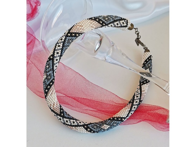 Прикраса із бісеру кольє-джгут "Срібне мереживо"