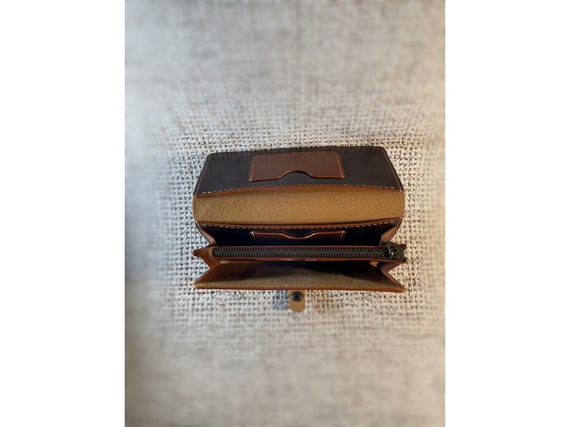 Жіночий гаманець з натуральної шкіри на замовлення.