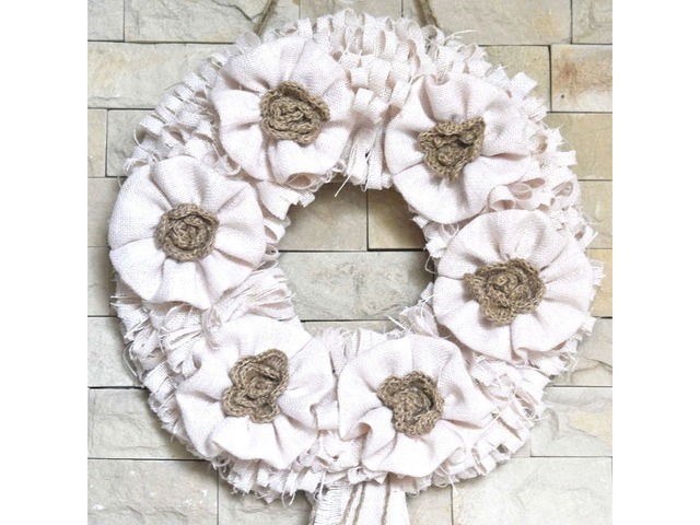 Вінок у стилі прованс з мішковини та в’язаних квітів
