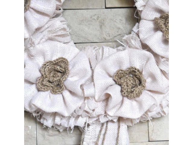 Вінок у стилі прованс з мішковини та в’язаних квітів