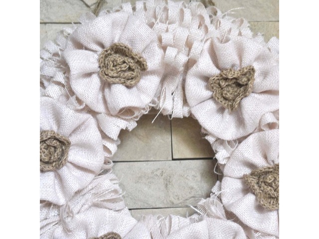 Вінок у стилі прованс з мішковини та в’язаних квітів