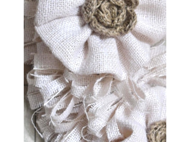 Вінок у стилі прованс з мішковини та в’язаних квітів