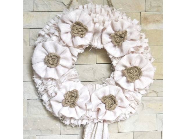 Вінок у стилі прованс з мішковини та в’язаних квітів