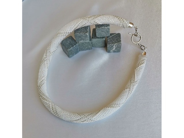 Прикраса із бісеру кольє-джгут "Кришталевий дзвін"