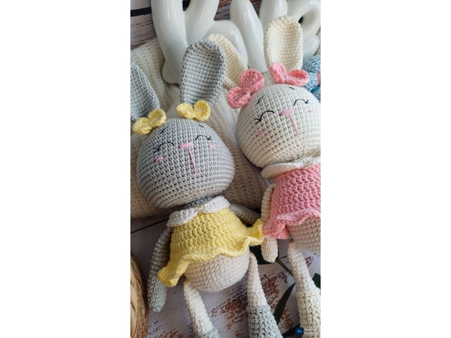 Вязаний зайчик амігурумі