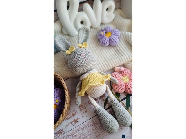 Вязаний зайчик амігурумі