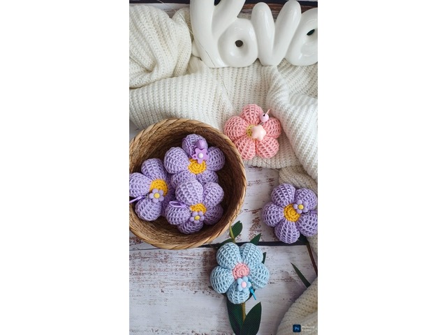 Вязана квіточка брелок підвіска
