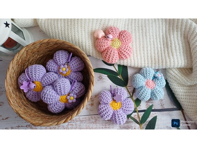 Вязана квіточка брелок підвіска