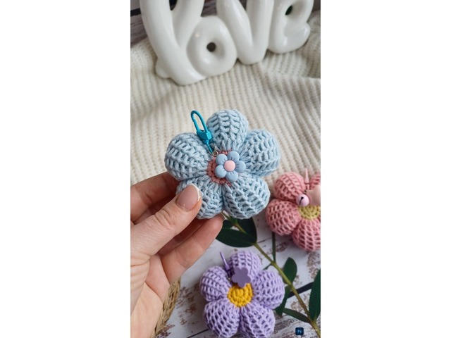 Вязана квіточка брелок підвіска