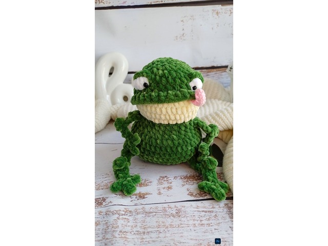В'язана жабка Пан Квак амігурумі