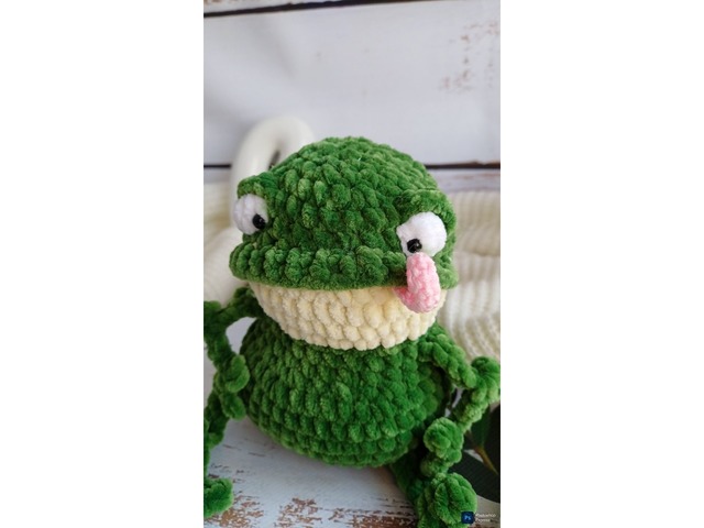 В'язана жабка Пан Квак амігурумі