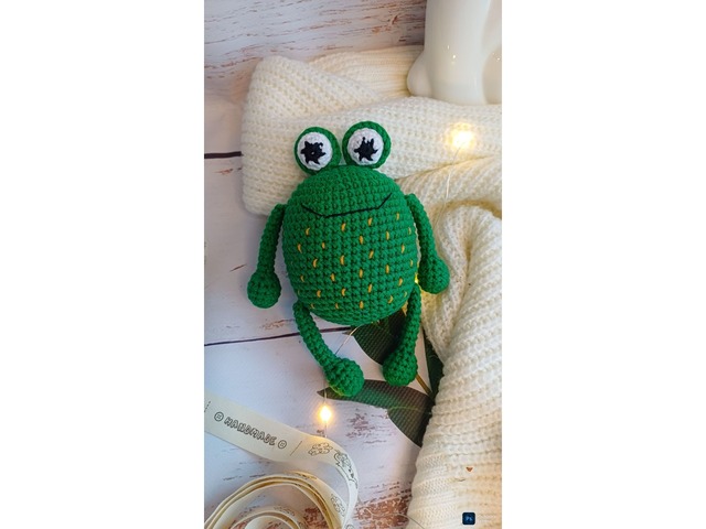 В'язаний брелок підвіска Жабеня