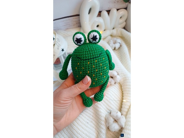 В'язаний брелок підвіска Жабеня