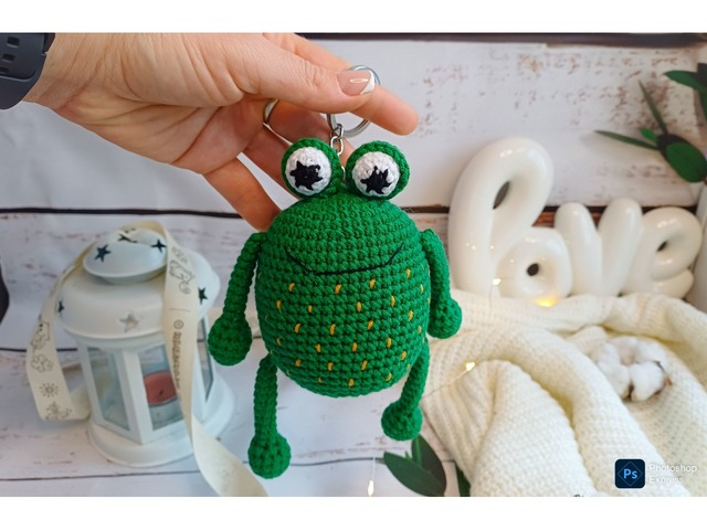 В'язаний брелок підвіска Жабеня