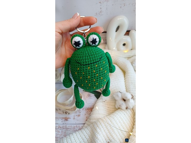 В'язаний брелок підвіска Жабеня