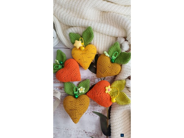 В'язані сердечка морквинки