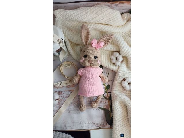 В'язана зайка в рожевій сукні амі4