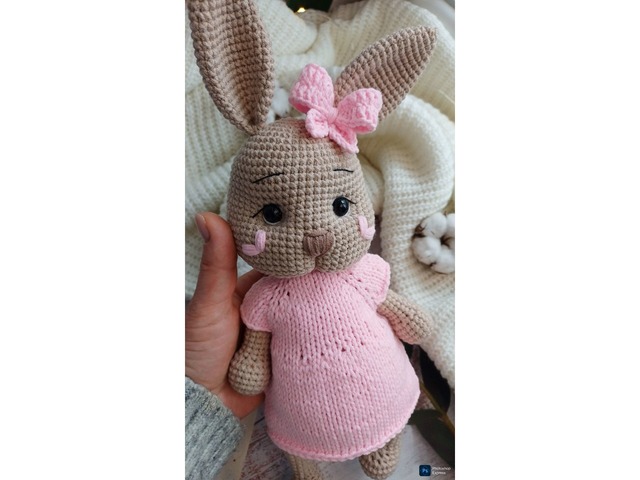 В'язана зайка в рожевій сукні амі4