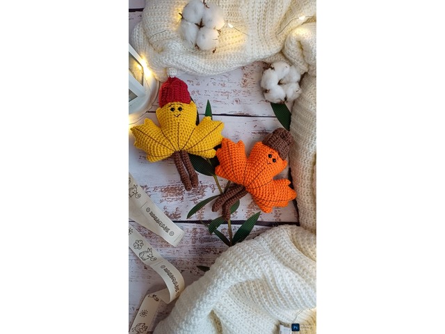 В'язаний брелок підвіска Кленовий листок