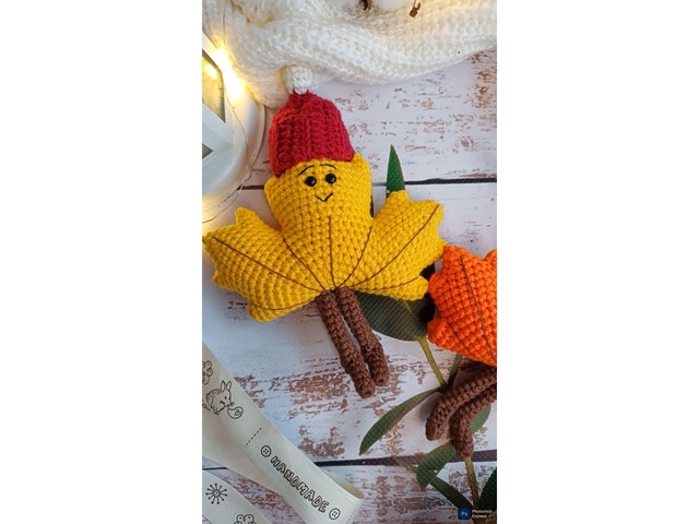 В'язаний брелок підвіска Кленовий листок