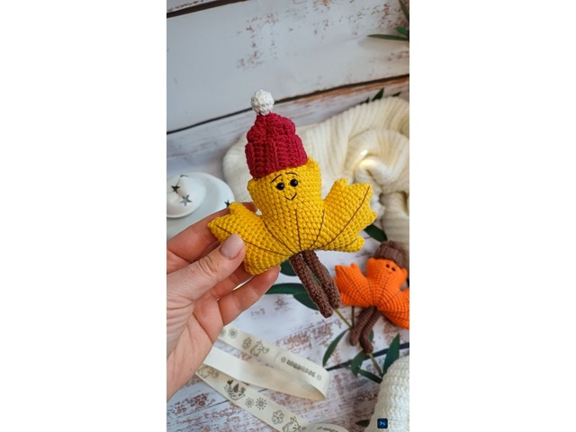 В'язаний брелок підвіска Кленовий листок