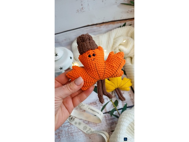 В'язаний брелок підвіска Кленовий листок