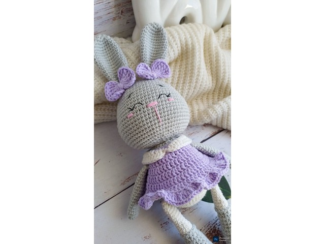 Вязаний зайчик амігурумі