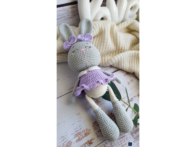 Вязаний зайчик амігурумі