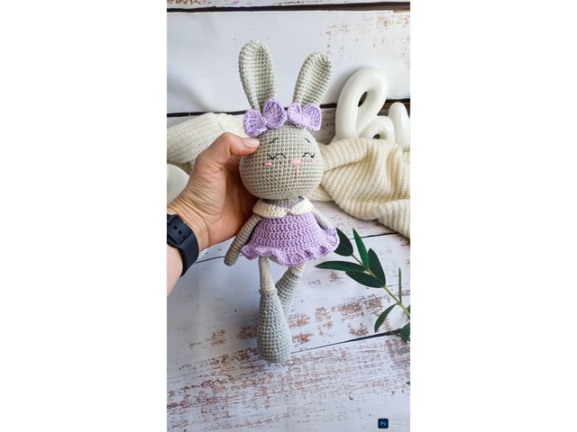 Вязаний зайчик амігурумі