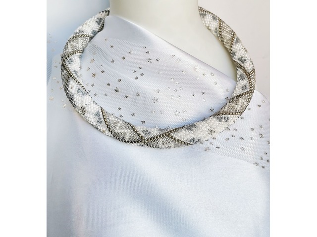 Прикраса із бісеру кольє-джгут "Срібна таємниця"